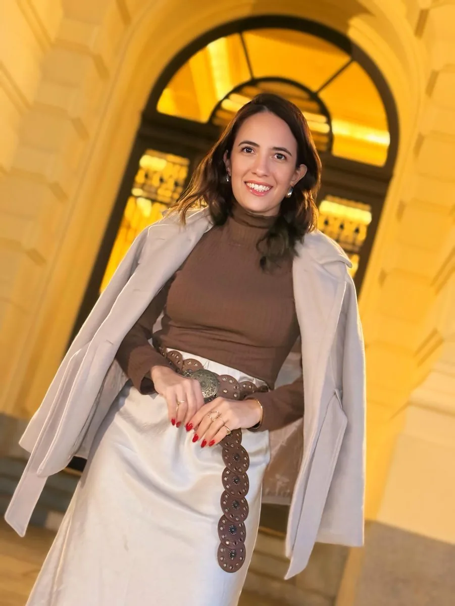 Vanessa Bento em produção de conteúdo, em publicação que menciona Ateliê Maby